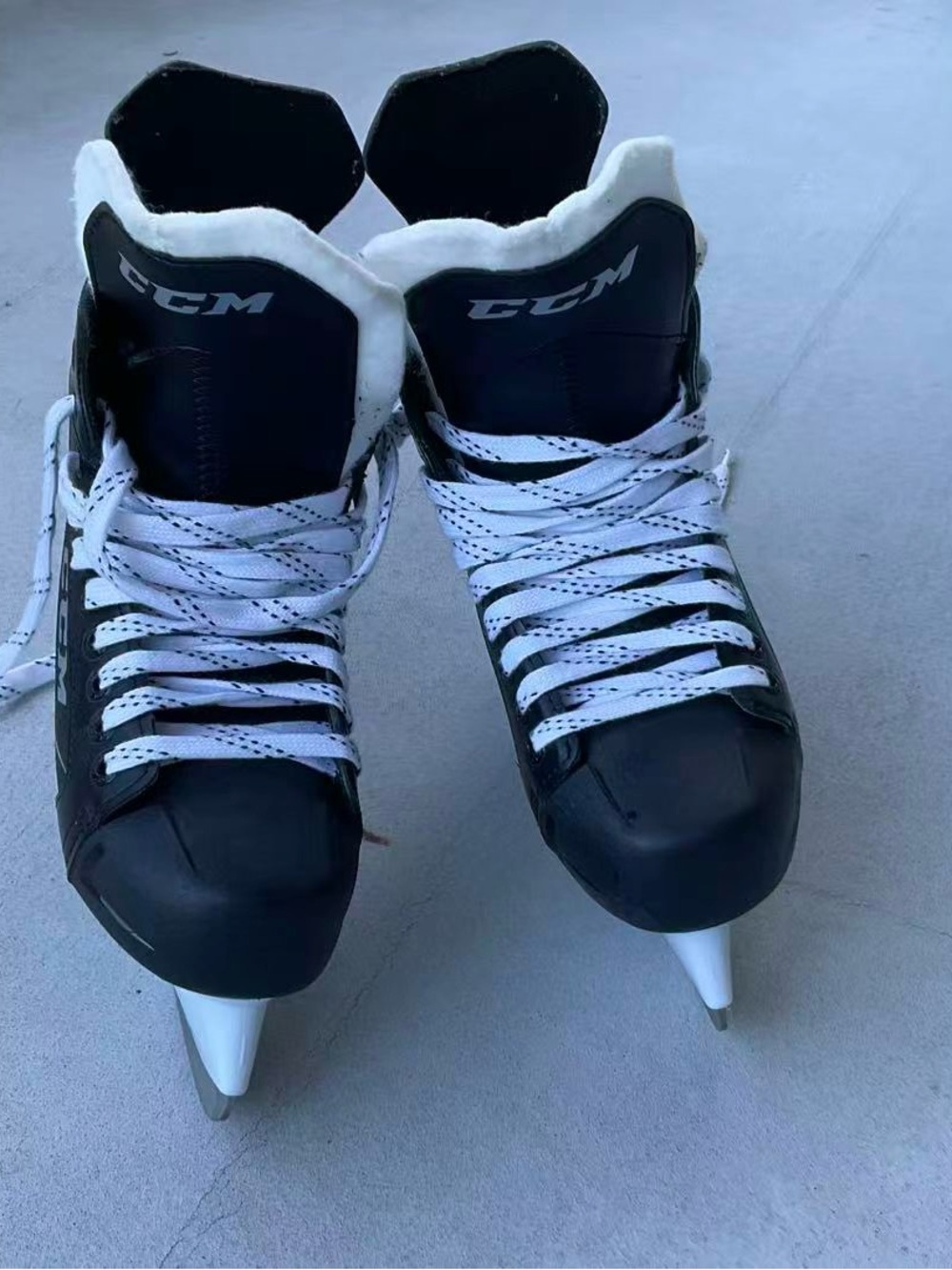 Like new CCM ribcor3 RIB XT youth skates youth size 5(USA); EU 39